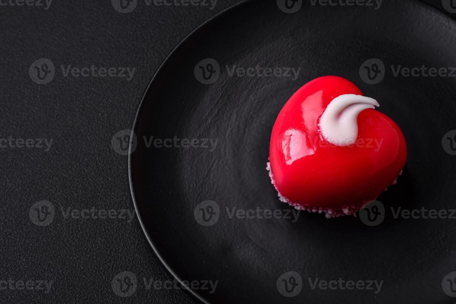 mooi smakelijk taart rood kleur kwarktaart in de vorm van een hart foto