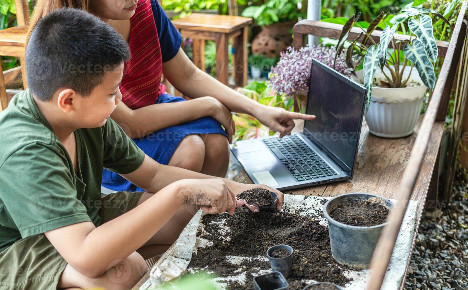 portret van een moeder en zoon speciaal moment. tuinieren ontdekken en onderwijs leert naar toenemen bloemen in potten door online onderwijs vrije tijd werkzaamheid concept foto