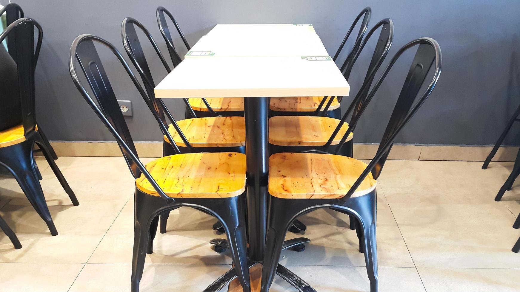visie van leeg tafel en stoelen in een restaurant. interieur van een modern stedelijk restaurant. foto