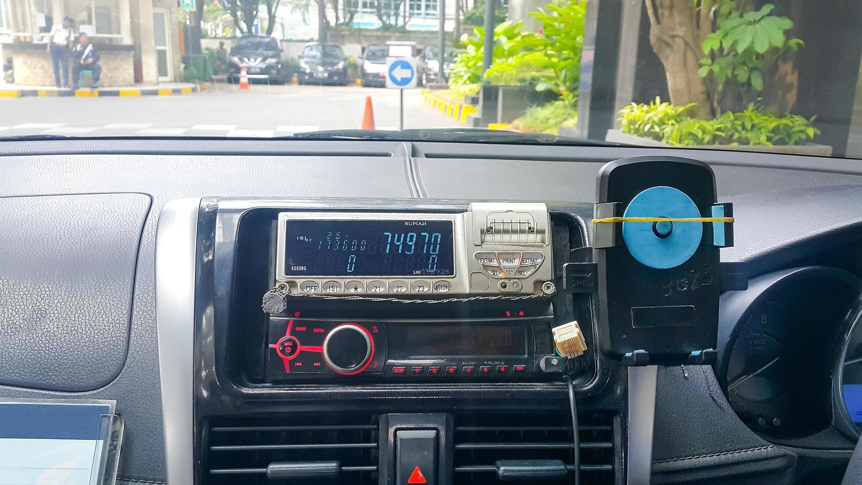 taxi meter en dashboard interieur. visie van achterbank. foto