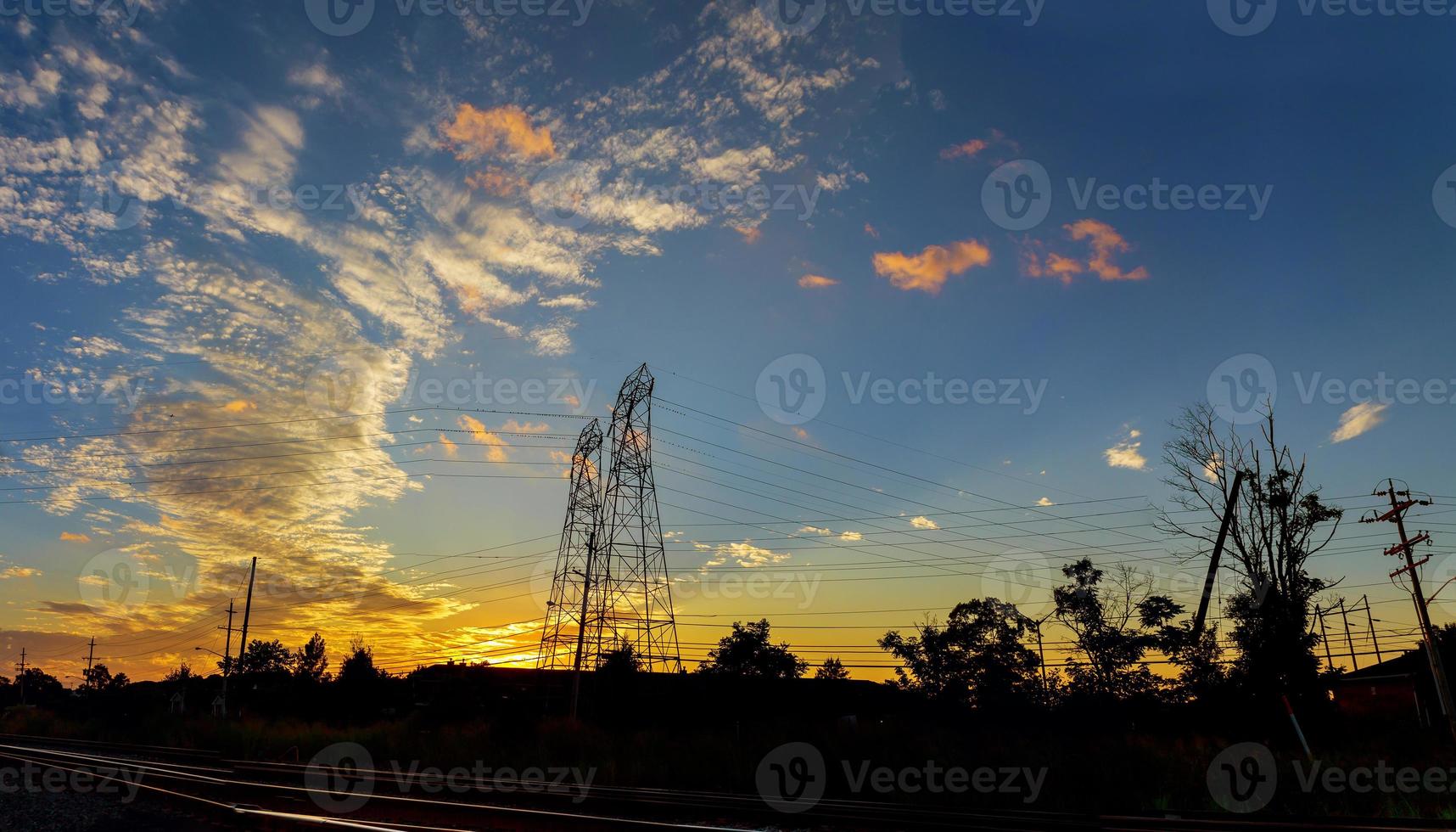 hoogspanningsmasten in de schemering van de zonsondergangscène foto