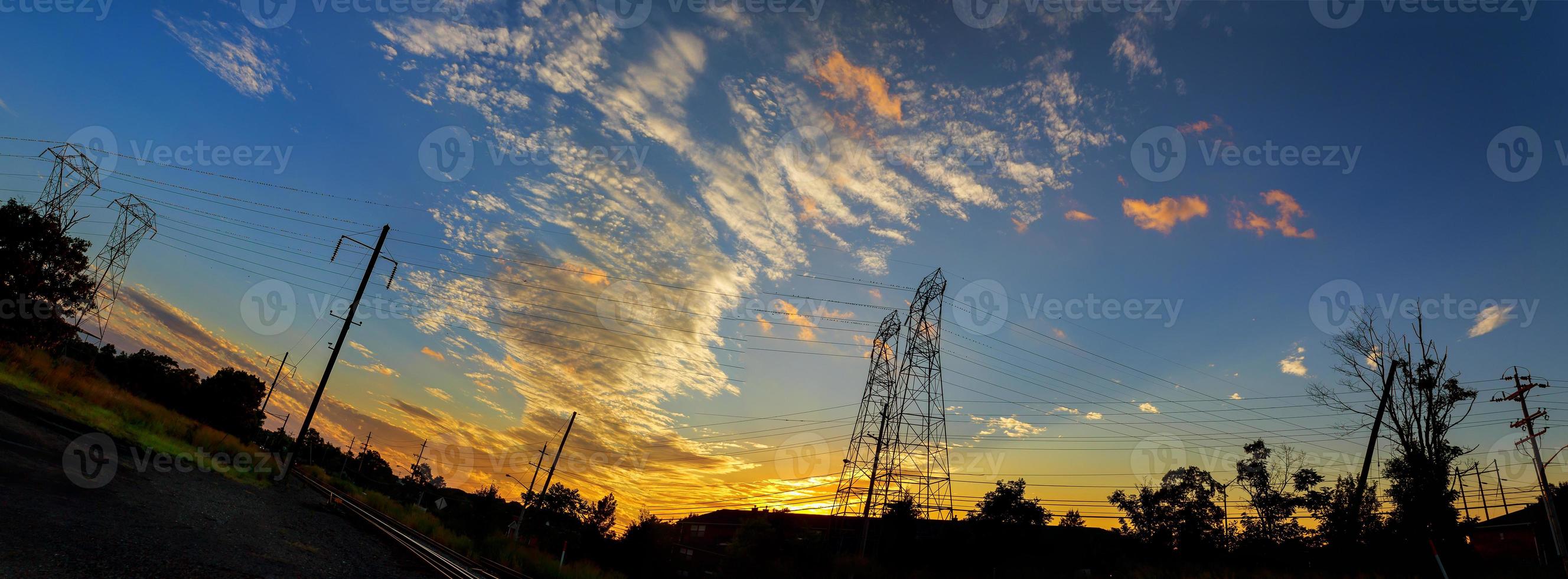 hoogspanningsmasten in de schemering van de zonsondergangscène foto