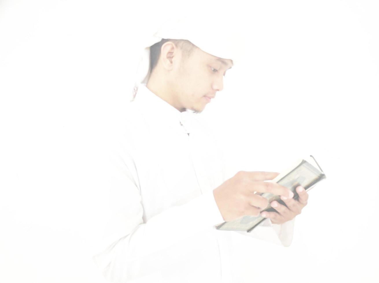 Indonesië. 31 januari 2023. foto van Mens lezing een koran klaar voor Ramadan.