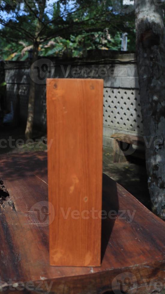 houten uithangbord Aan de tafel. abstract achtergrond foto