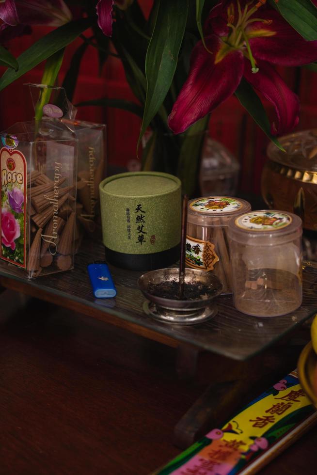 bandoeng, Indonesië, 2020 - de aanbiedingen Leuk vinden voedsel en kaars Aan de top van de rood boeddhistisch tafel gedurende de bidden van de monniken foto