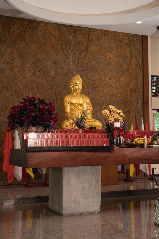 bandoeng, Indonesië, 2020 - de architectuur van de Boeddha tempel met Chinese ornament Leuk vinden rood kleuren verbaast de boeddhistisch mensen terwijl bidden foto