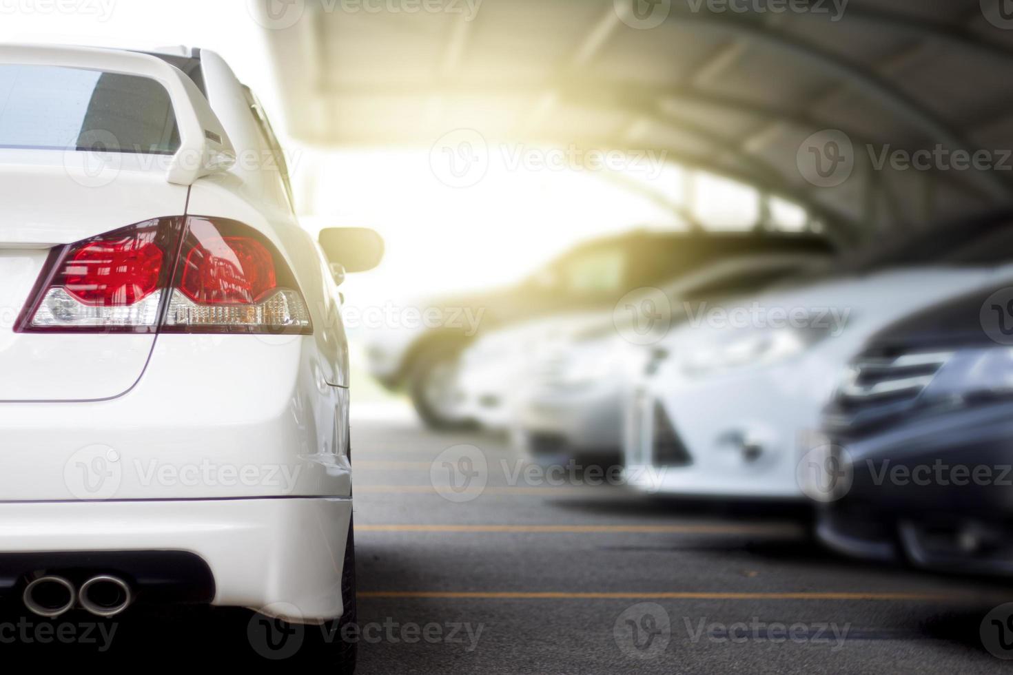 wit auto parkeren Aan de weg bereiden voor ras of parkeren. tijdelijk geblokkeerd in de pad, wazig afbeeldingen van auto's geparkeerd in de zon dak. foto