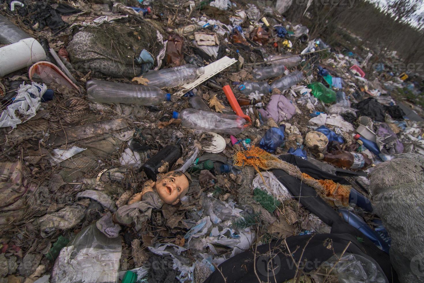 dichtbij omhoog dumping van verspilling in Woud concept foto