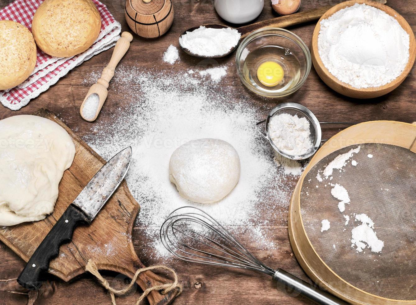 verspreide tarwe meel Aan de tafel, De volgende naar rauw gist deeg foto