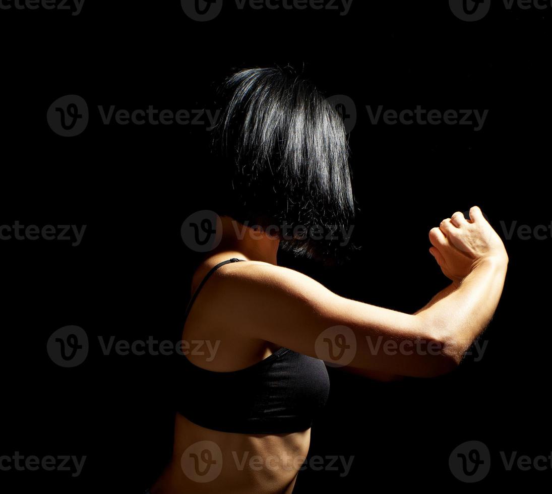 lichaam van een meisje van atletisch uiterlijk in een zwart beha foto