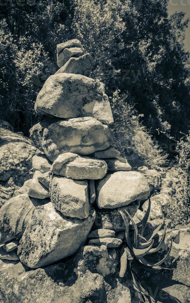gestapelde stenen als gids voor wandelaars tafelberg nationaalpark. foto
