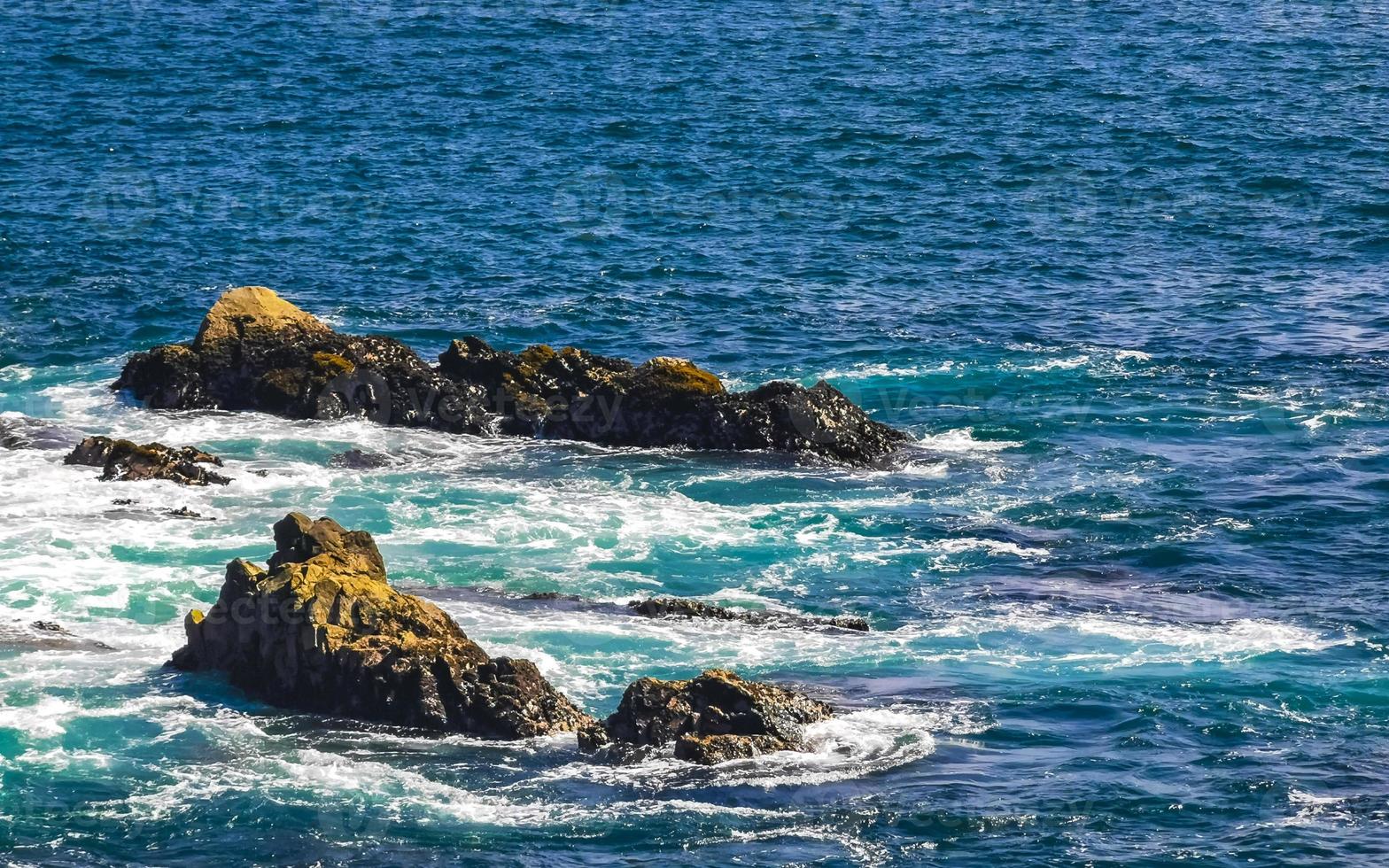 mooi rotsen kliffen visie golven Bij strand puerto escondido Mexico. foto