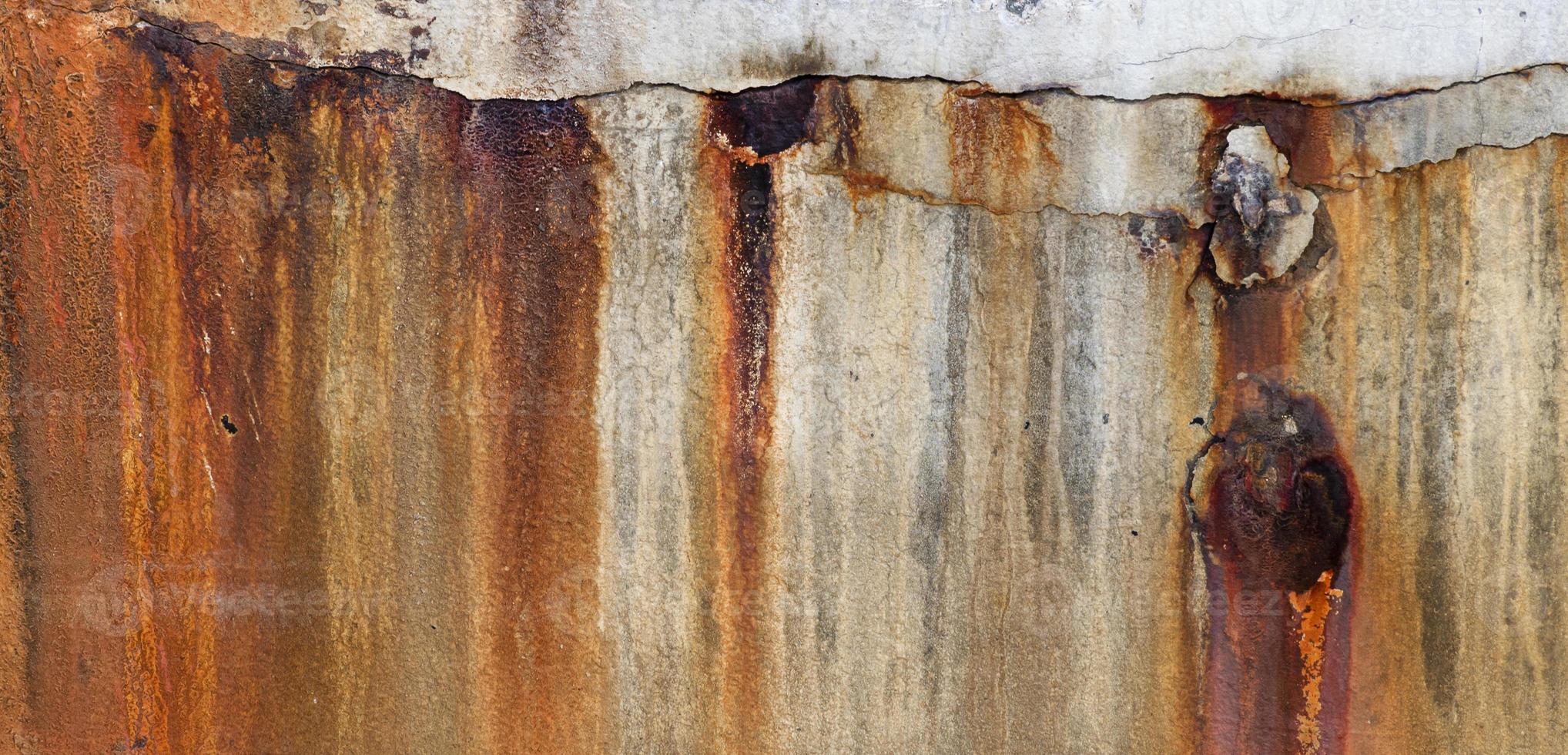 structuur barst beton muur met Roest vlekken foto