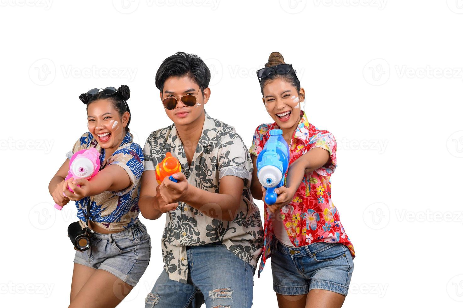tiener groep hebben pret met water geweer Aan songkran dag foto