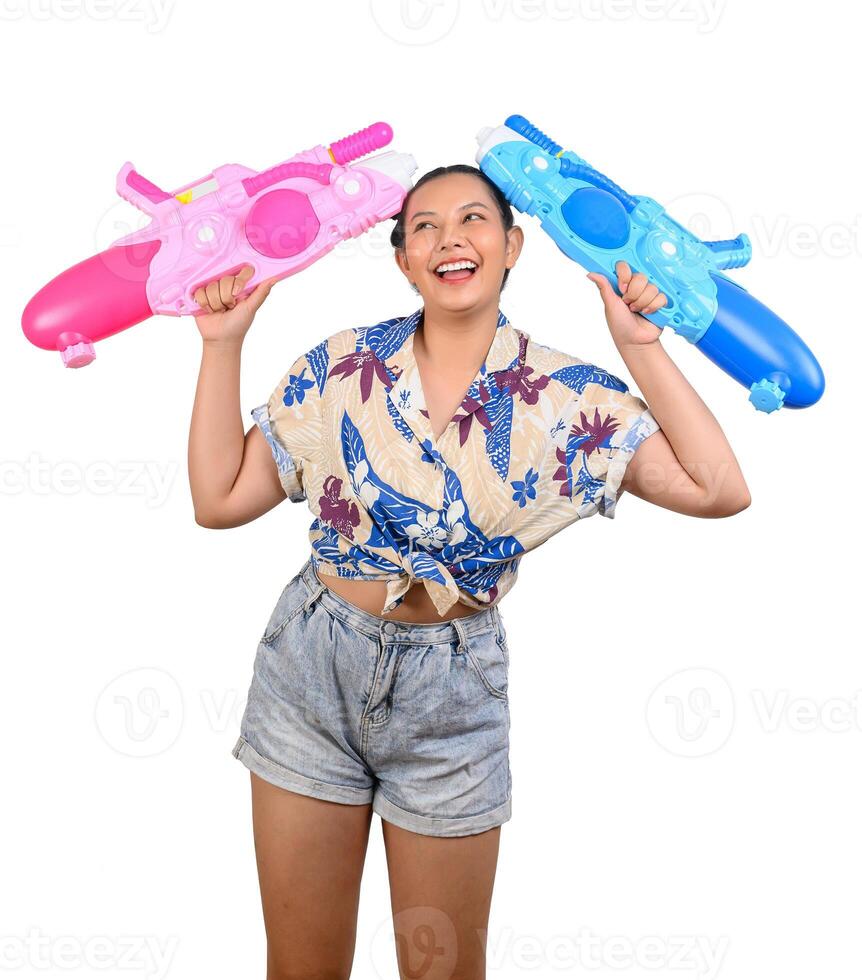 portret smiley vrouw in songkran festival met water geweer foto