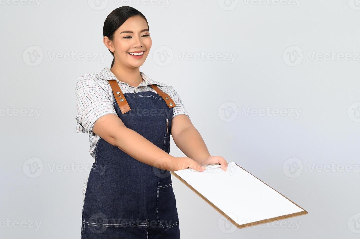 portret van jong Aziatisch vrouw in serveerster uniform houding met klembord foto