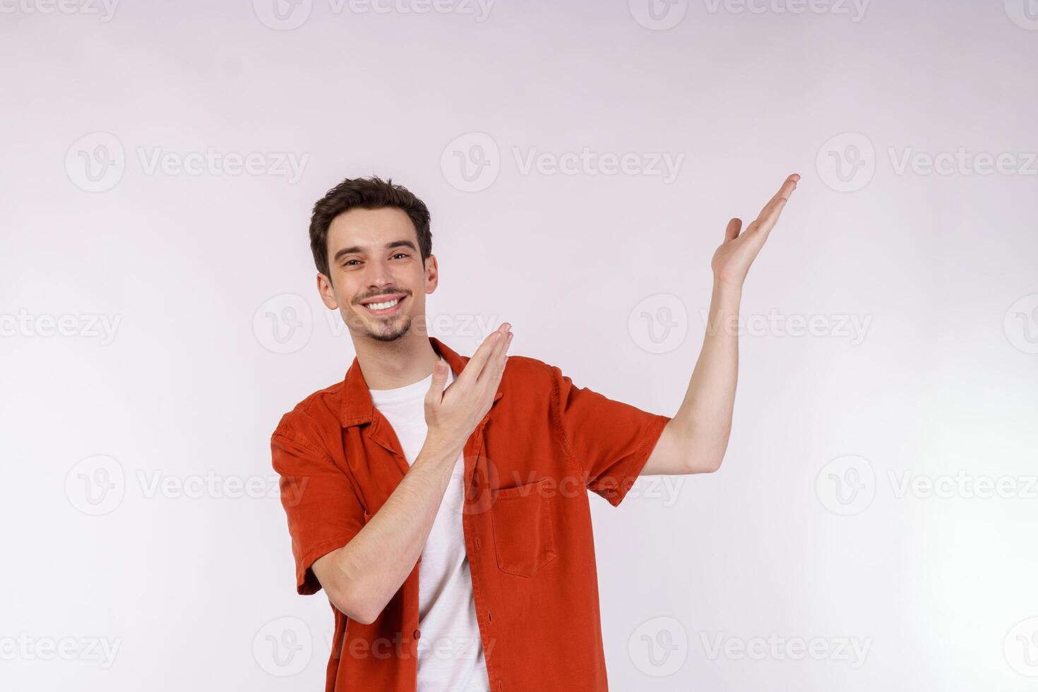 portret van gelukkig glimlachen jong Mens presenteren en tonen uw tekst of Product geïsoleerd Aan wit achtergrond foto