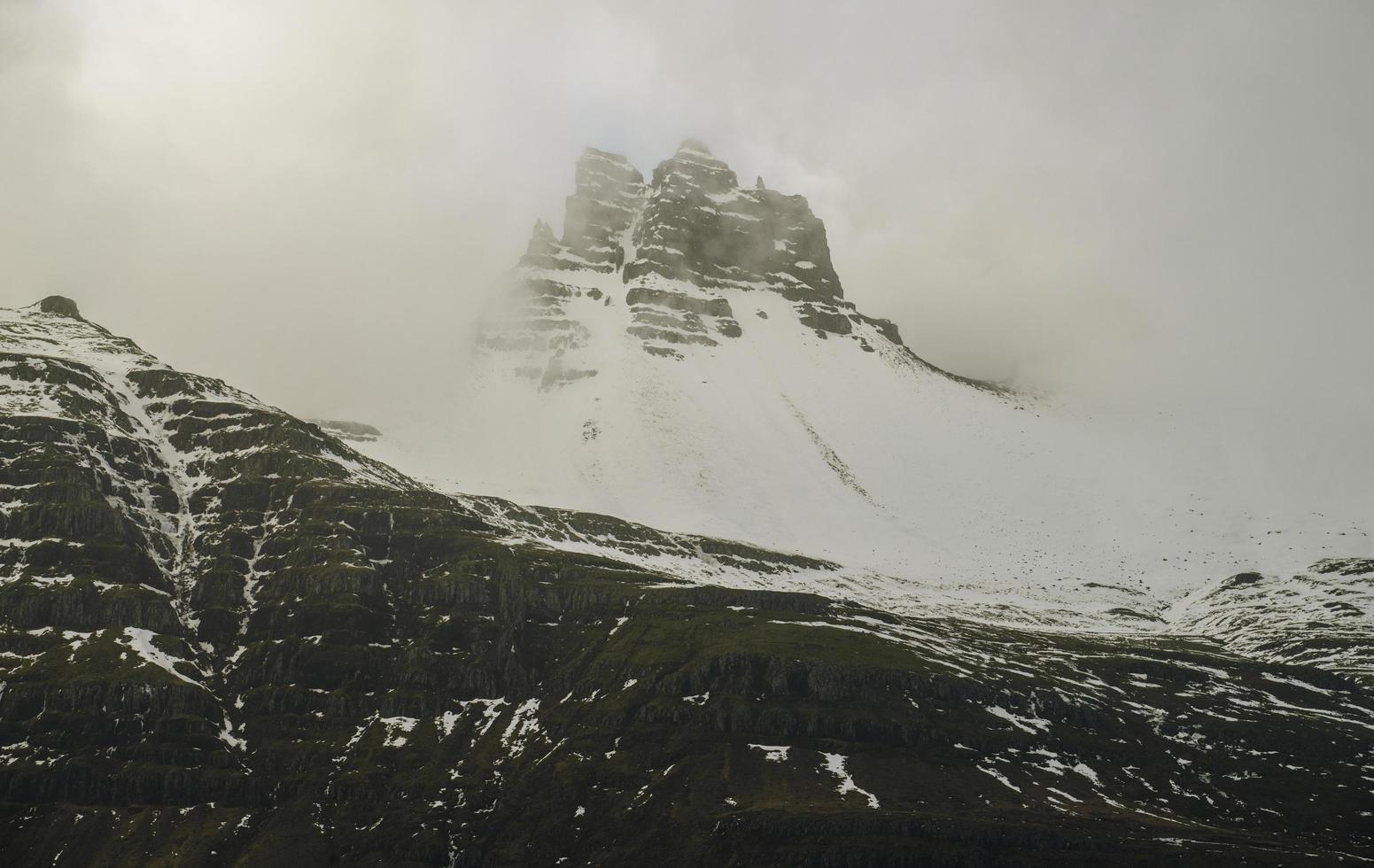 de berg top Leuk vinden een torenhoog vorm in stodvarfjordur stad- van oosten- fjord van IJsland. foto