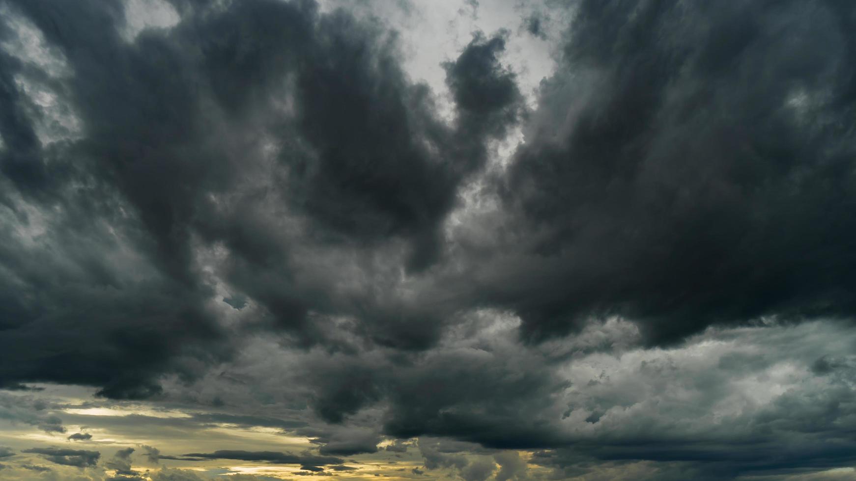 dramatisch storm wolken Bij donker lucht foto