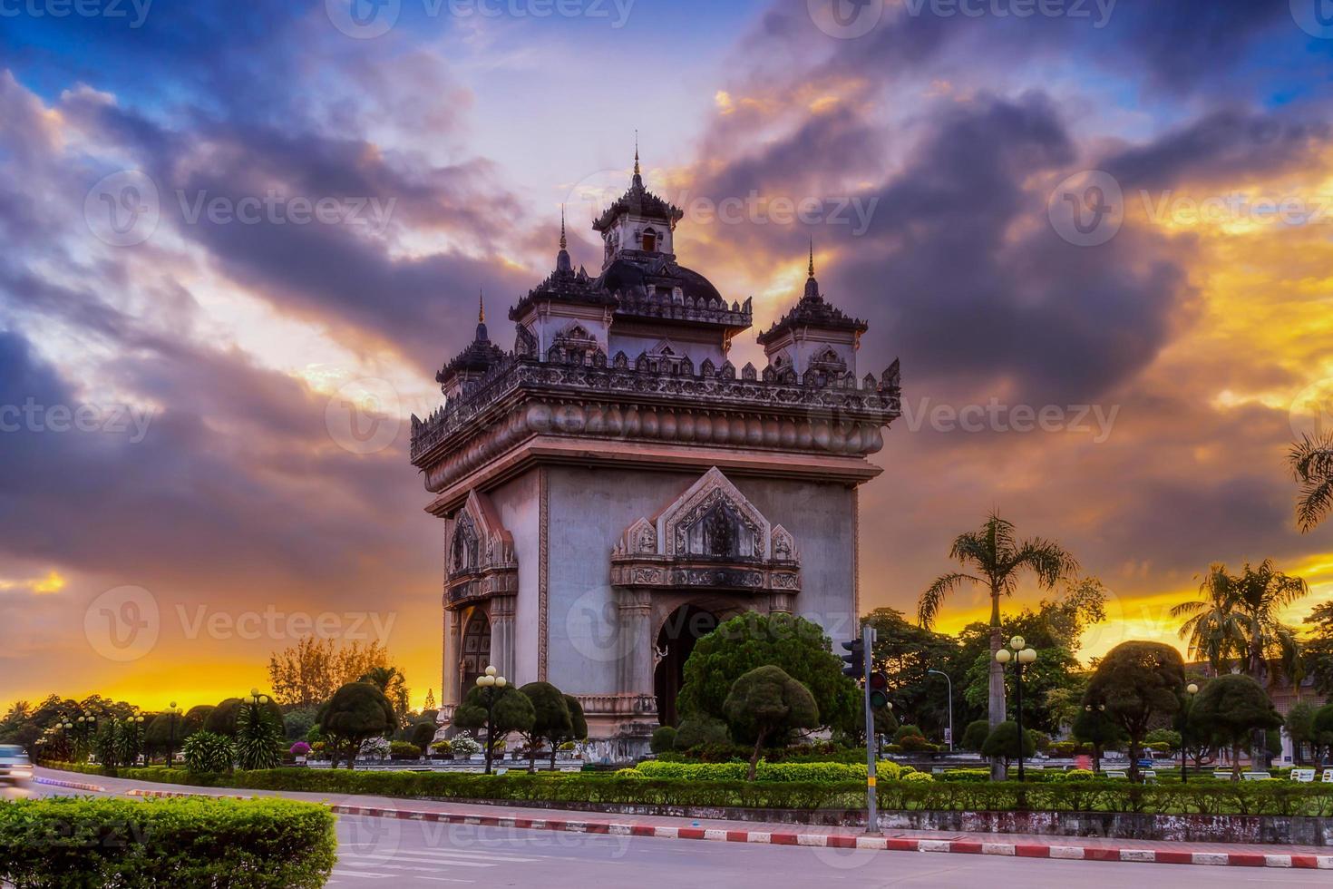 patuxai letterlijk betekenis zege poort in vientiane, laos foto