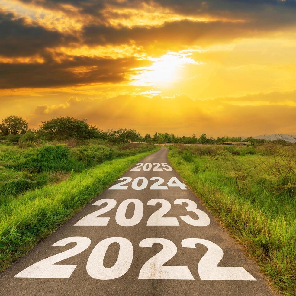 nieuw jaar 2022 doelen concept leeg asfalt weg zonsopkomst met tekst Gaan naar nieuw jaar 2022 foto