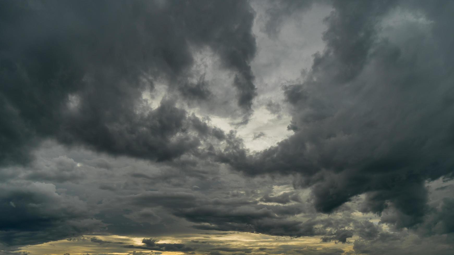 dramatisch storm wolken Bij donker lucht foto
