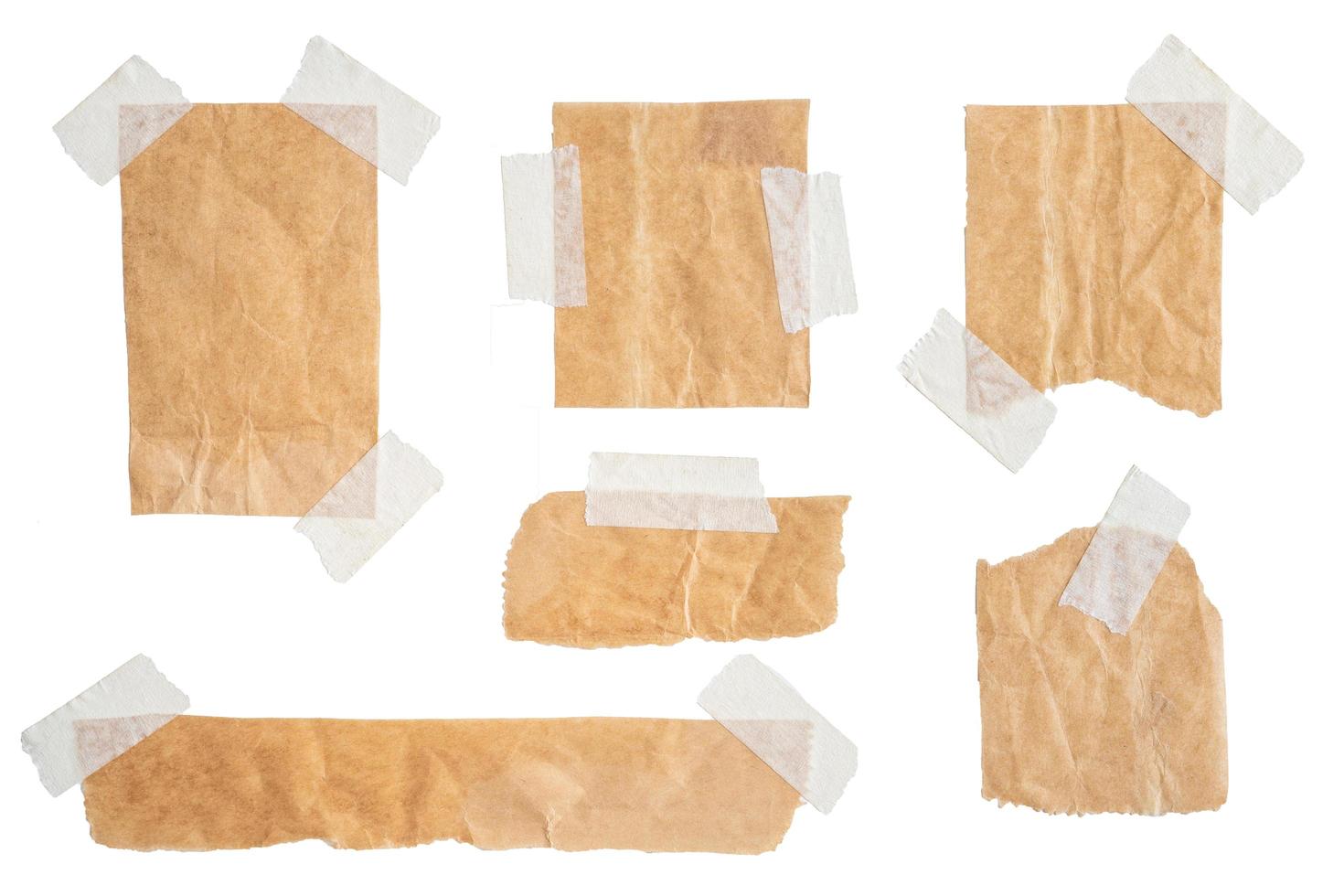 bruin papier etiketten gehecht reeks met kleverig plakband Aan wit achtergrond foto