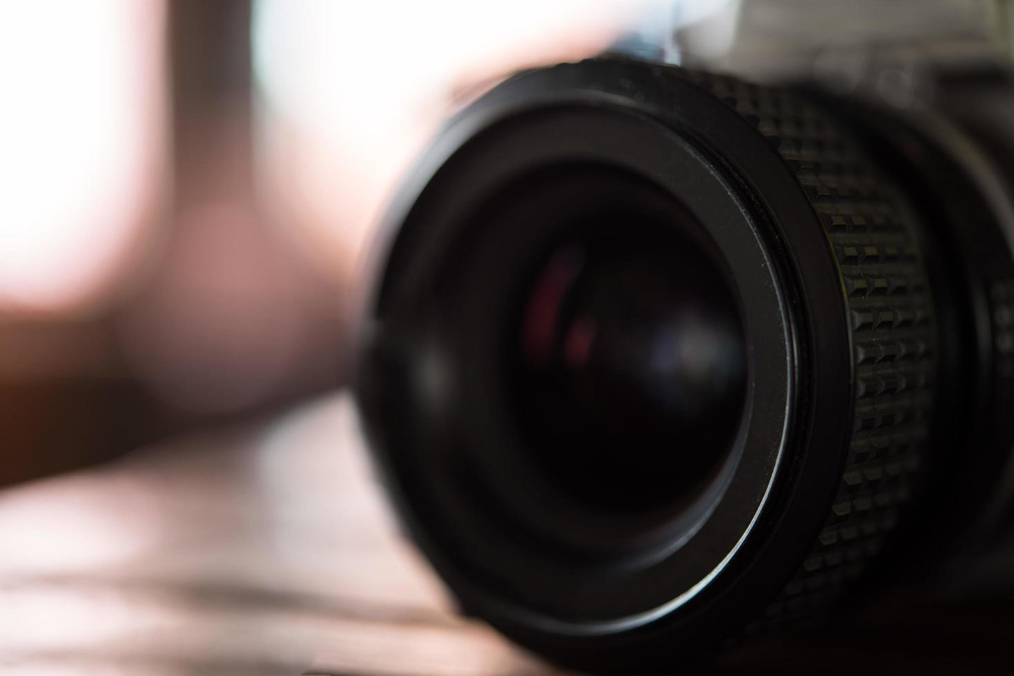 vintage filmcamera op houten tafel foto