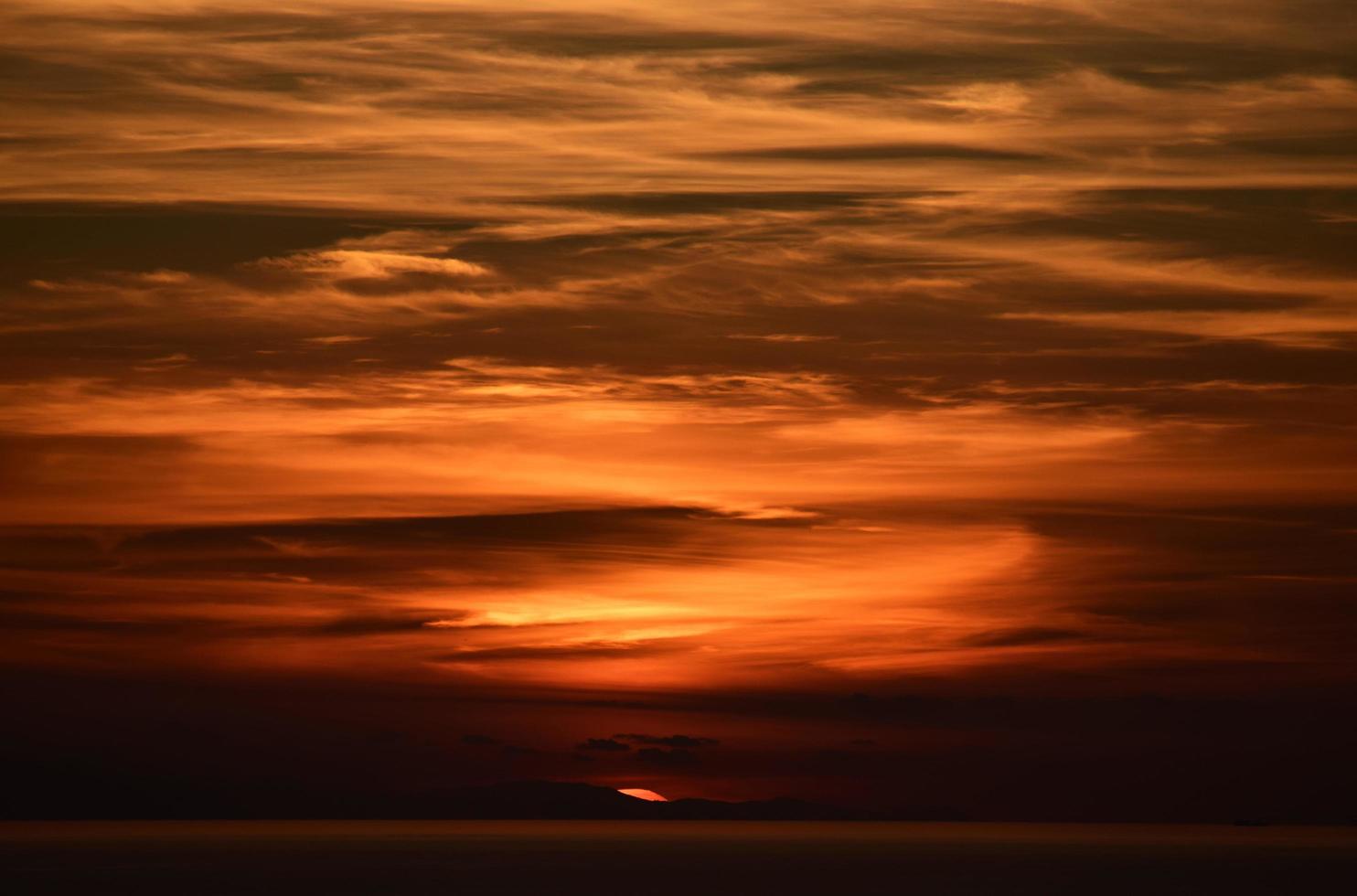 kleurrijke oranje bewolkte hemel bij zonsondergang foto