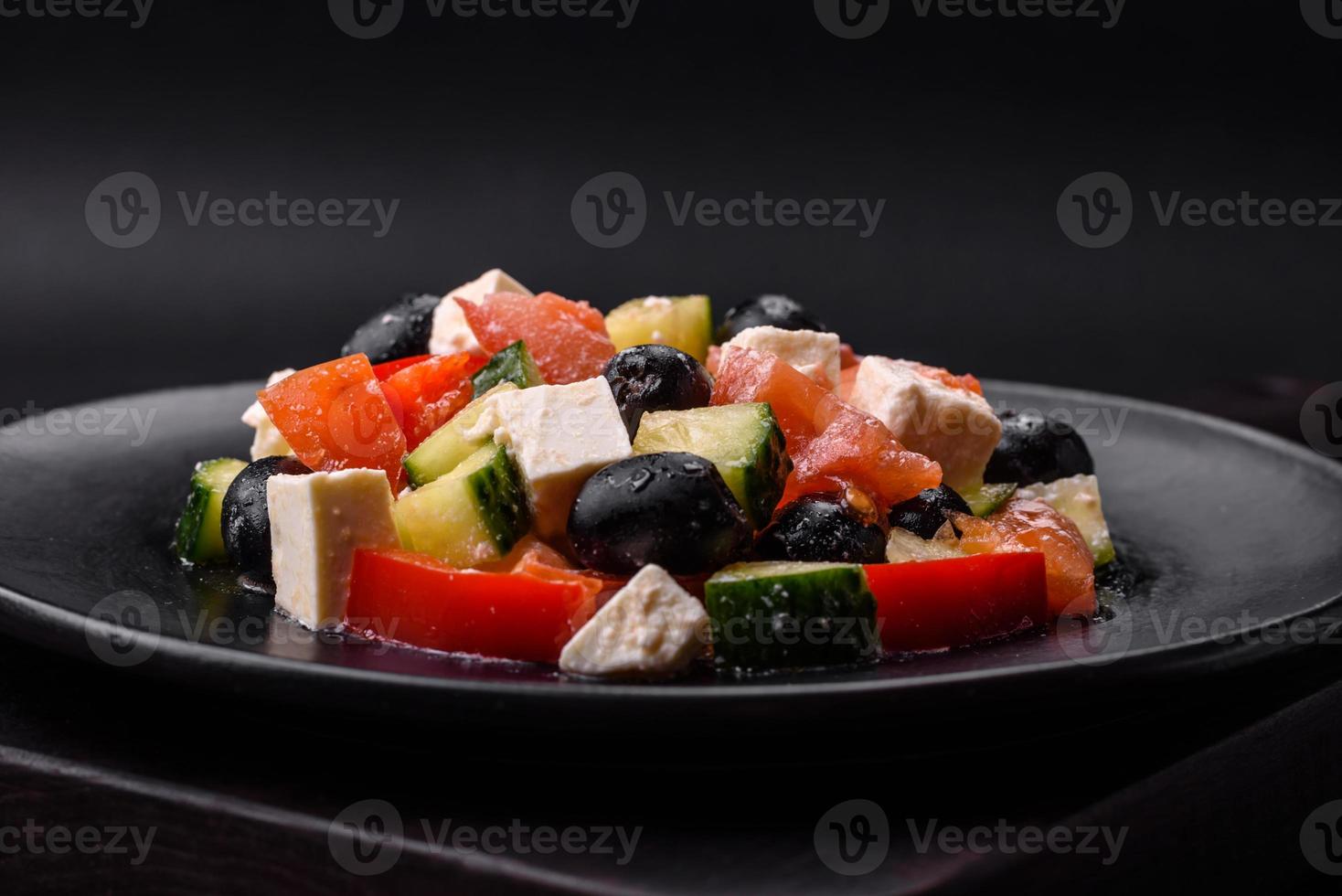 heerlijk vers Grieks salade met olijven, tomaten, komkommers en feta kaas foto