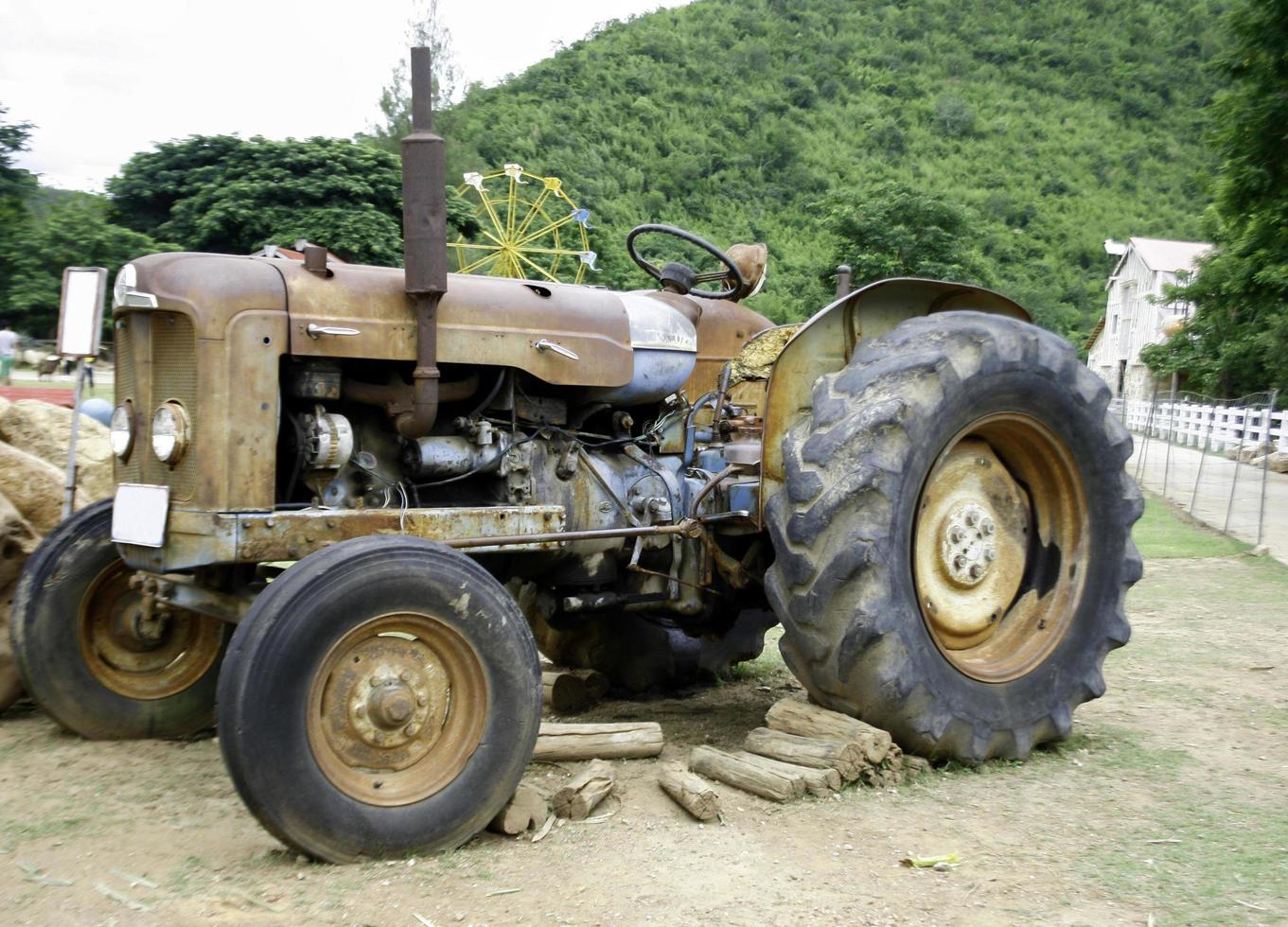 oude bruine tractor foto