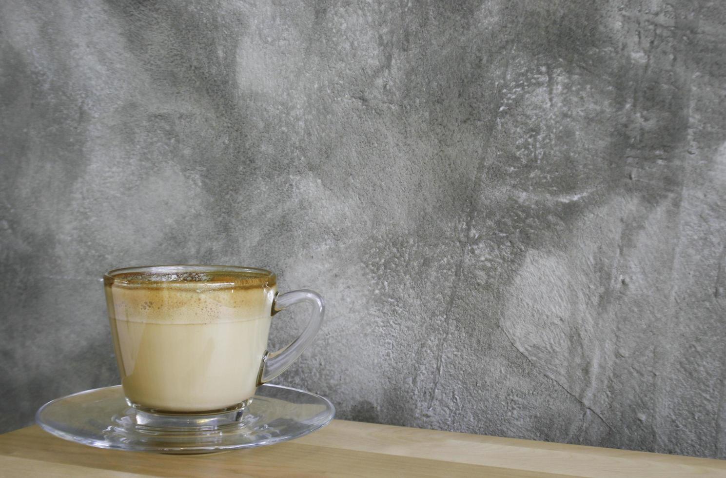 latte koffie op een houten tafel foto