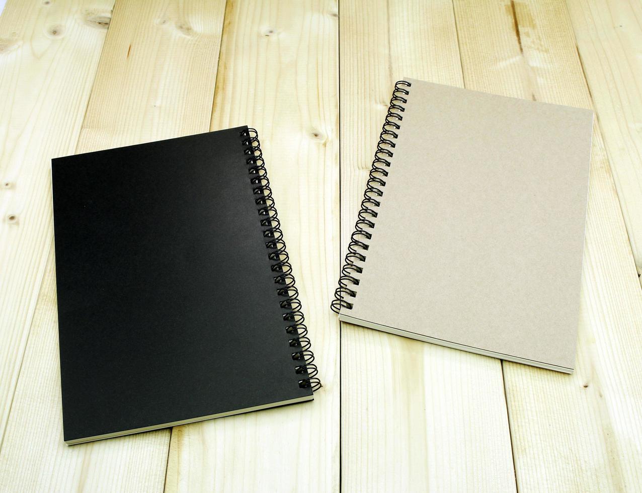 twee notebooks op een tafel foto