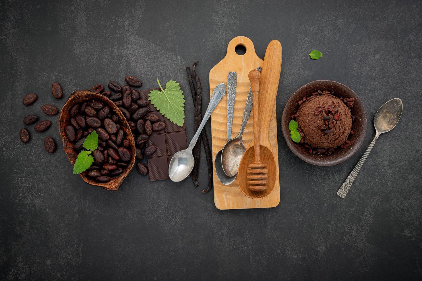 smaken van chocolade-ijs in een kom met pure chocolade en cacaonibs foto