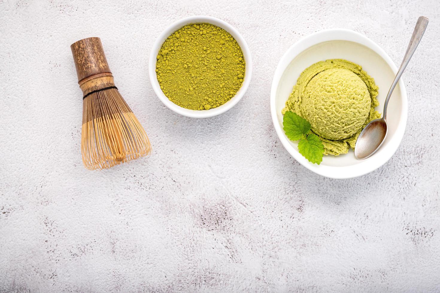 matcha groene thee-ijs met matcha garde borstel foto