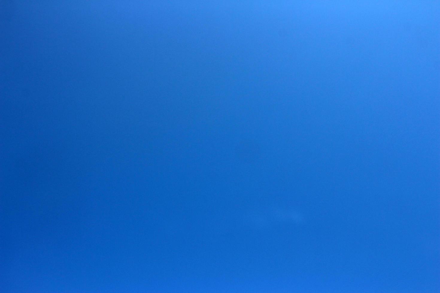 heldere blauwe lucht foto