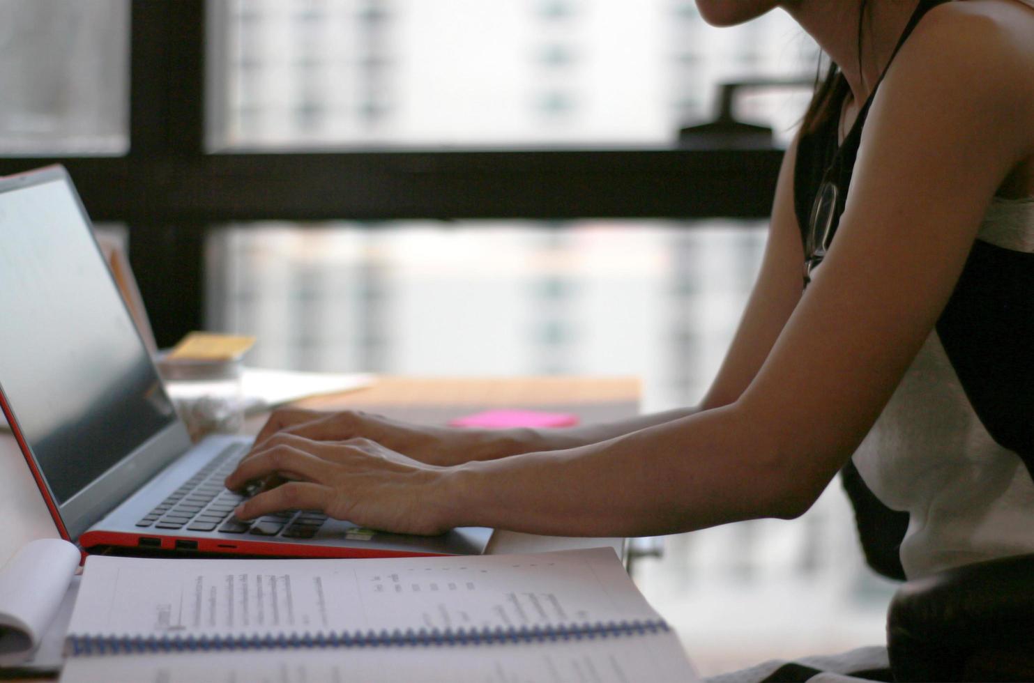 vrouw die op laptop in kantoor werkt foto