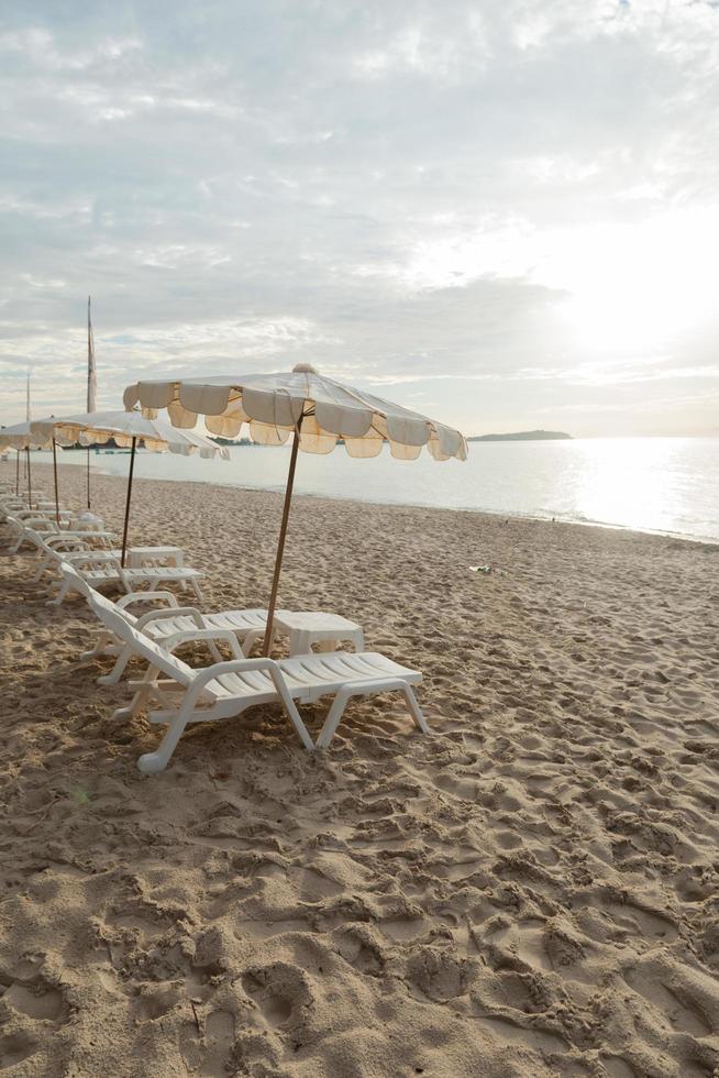 ligbedden en parasols foto