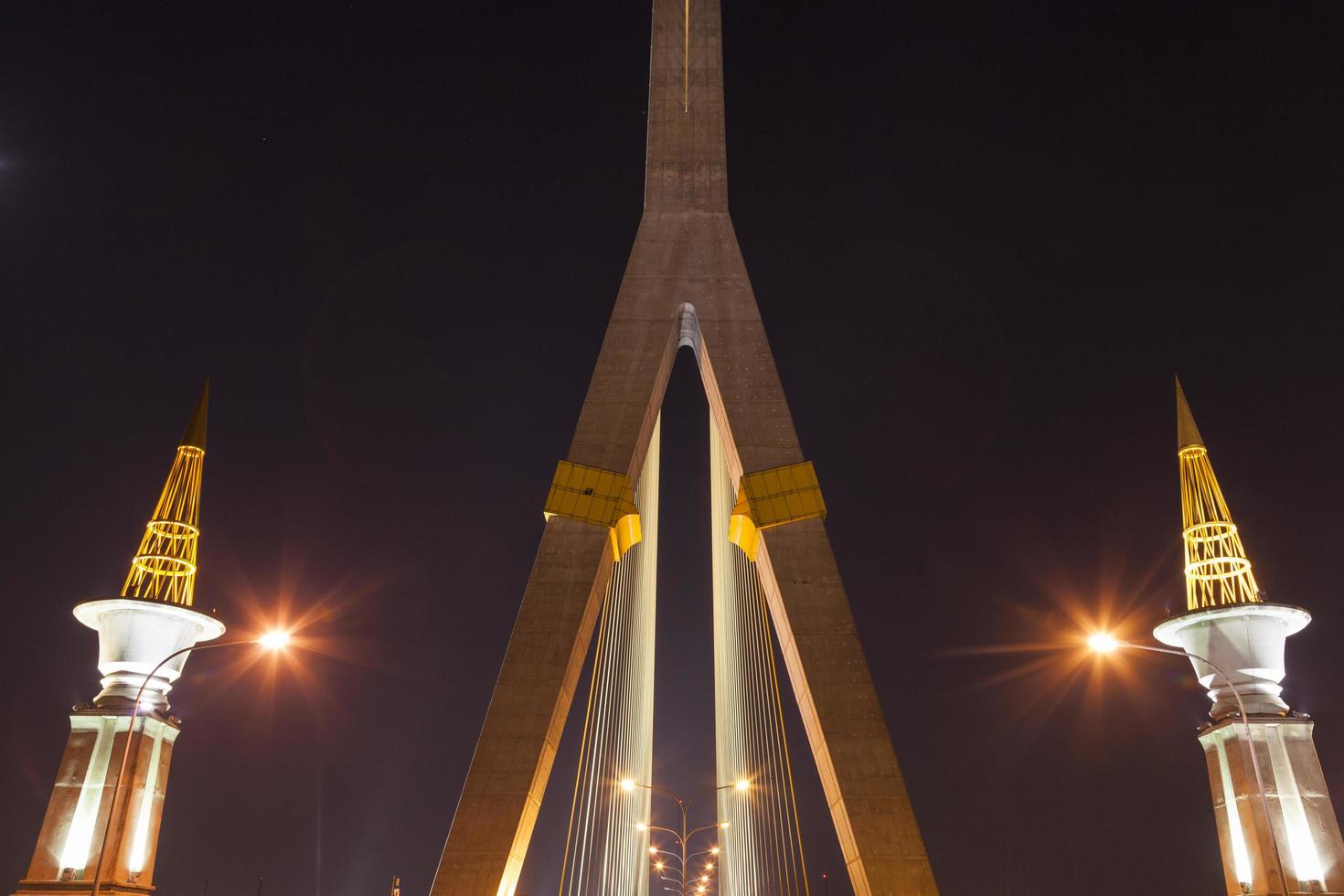 rama viii-brug 's nachts foto