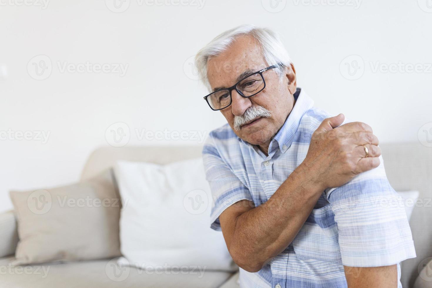 oud senior Mens met schouder pijn. van streek senior ouderling Mens voelen plotseling terug pijn spieren pijn spanning letsel Bij huis, opa aanraken schouder hebben artrose artritis foto