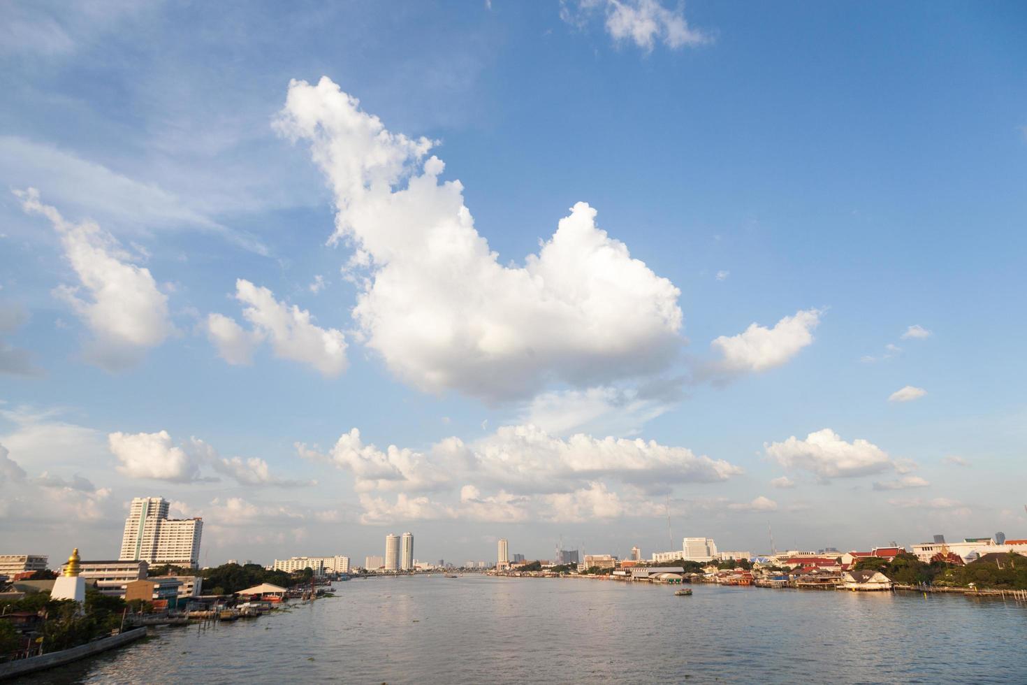 chao phraya-rivier in bangkok foto