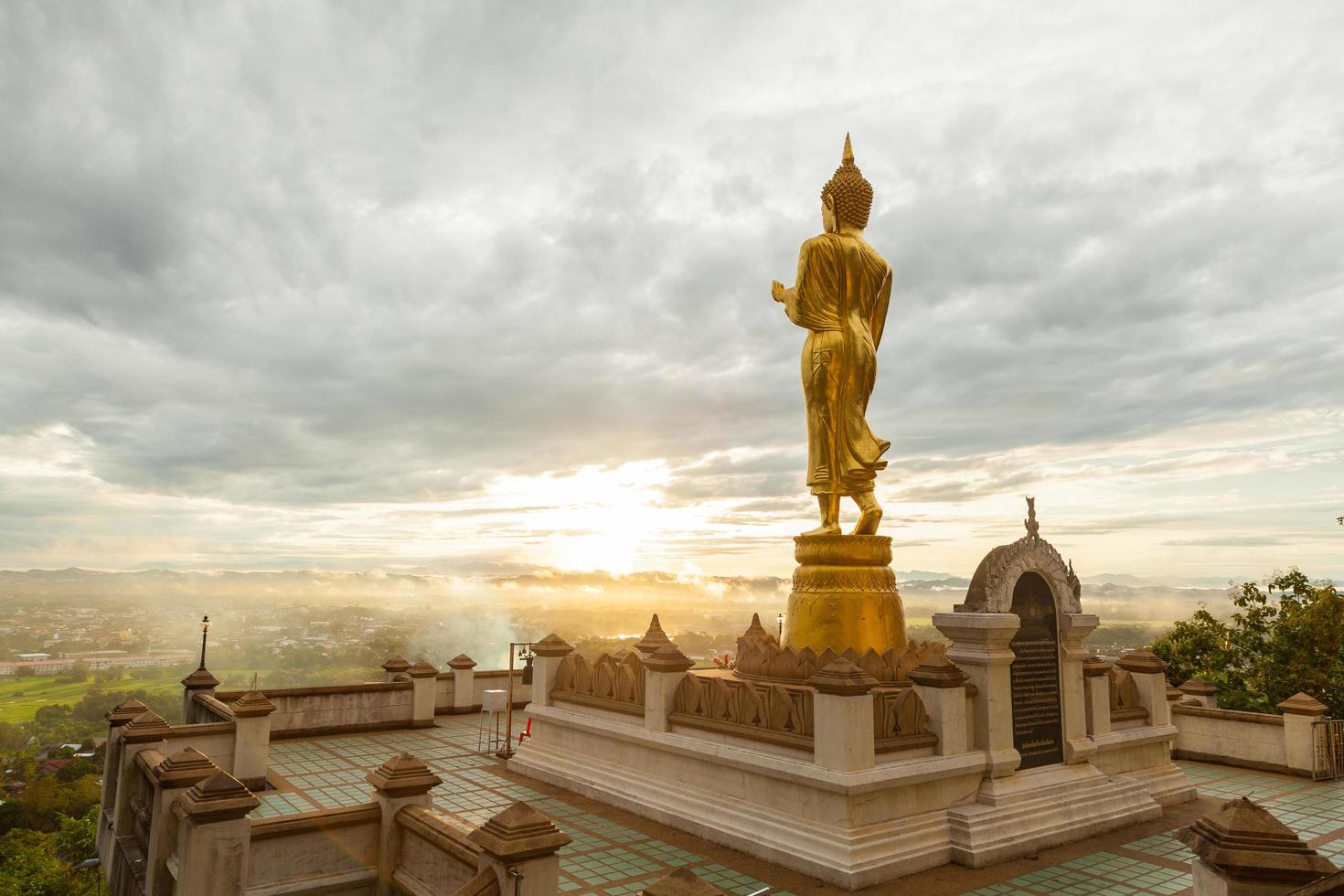 boeddha boven de stad in thailand foto