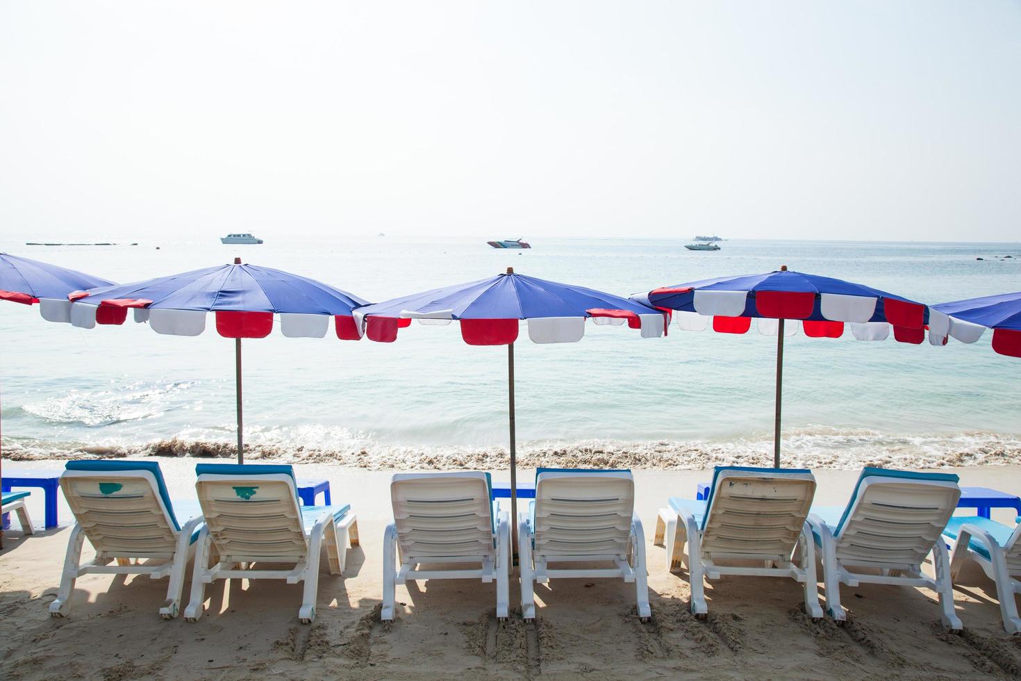 zonnebaden en parasols in thailand foto