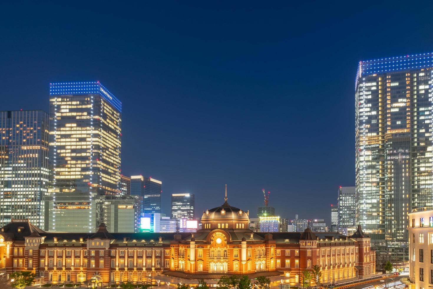 tokyo station 's nachts foto