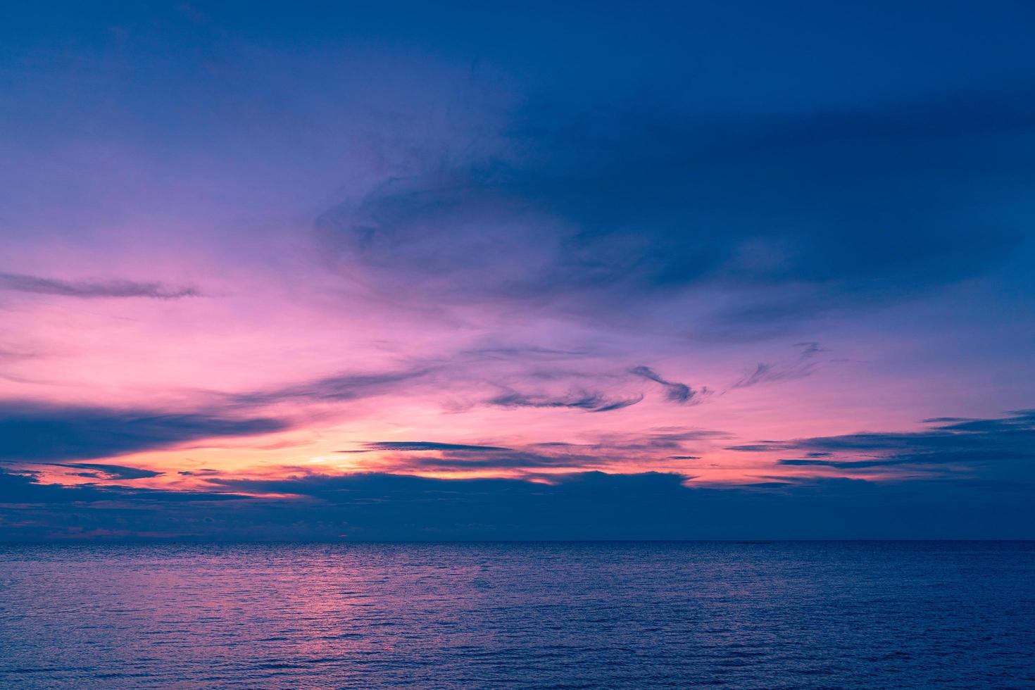 zonsondergang en zee foto