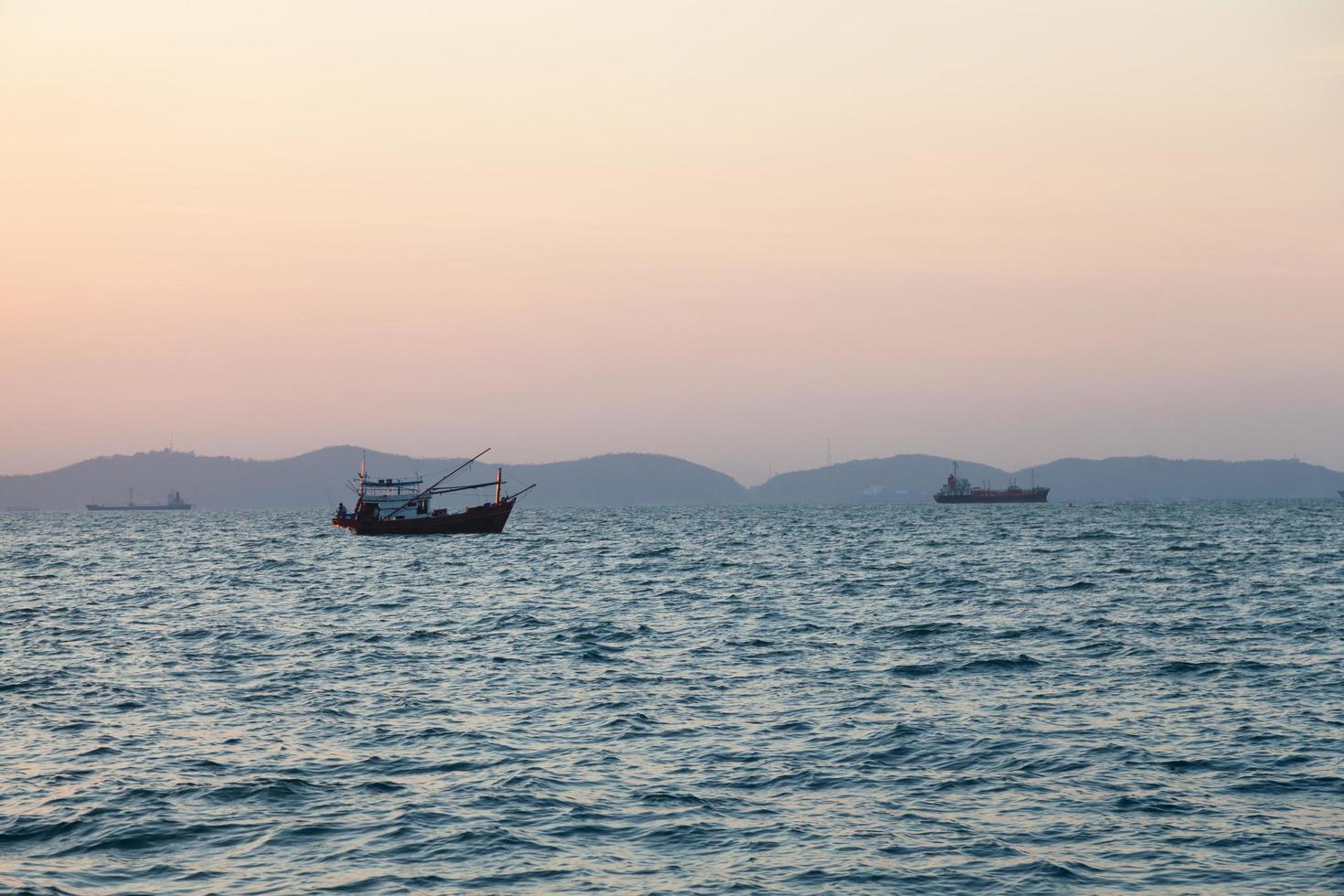 vissersboot op de zee in thailand foto