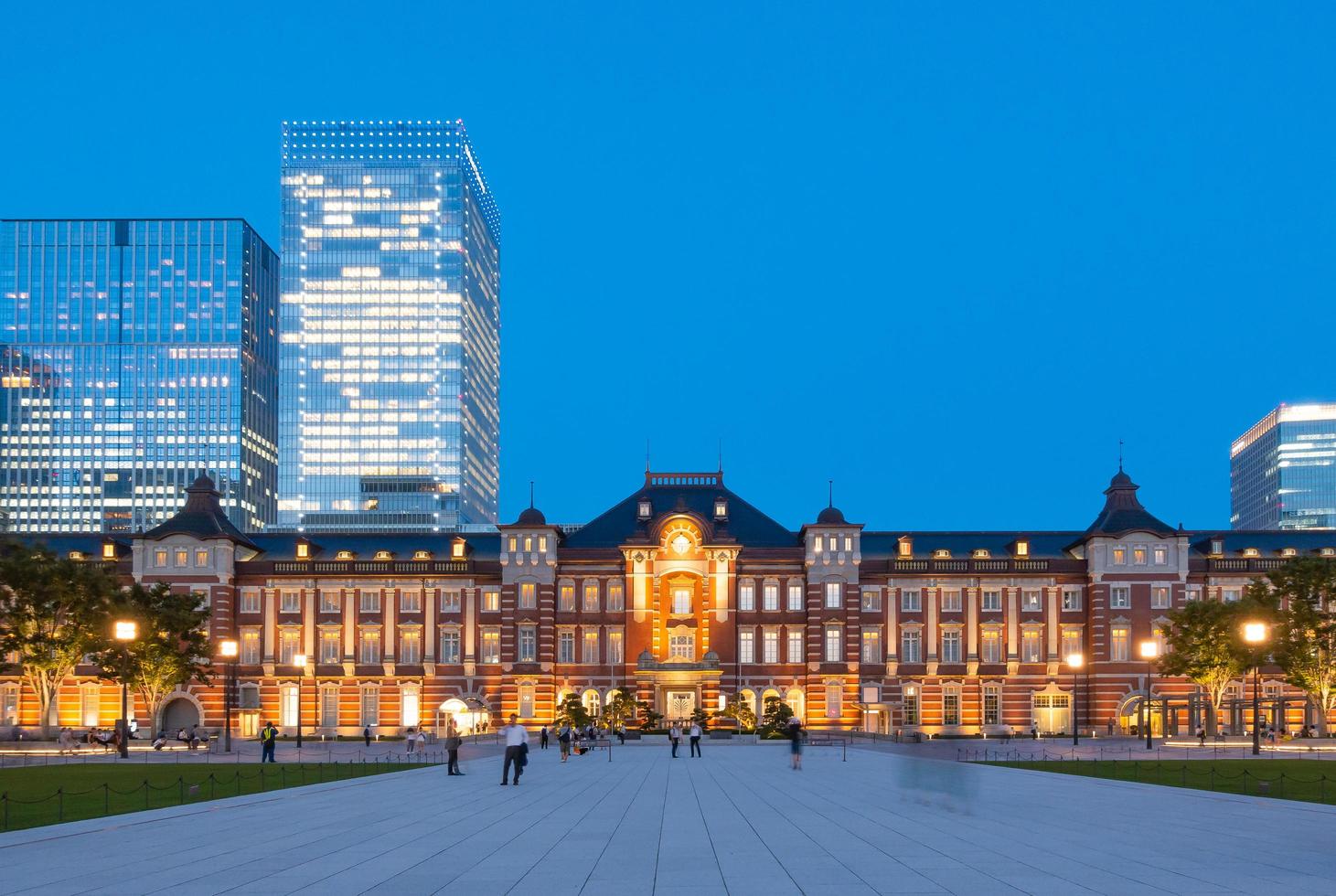 tokyo station 's nachts foto