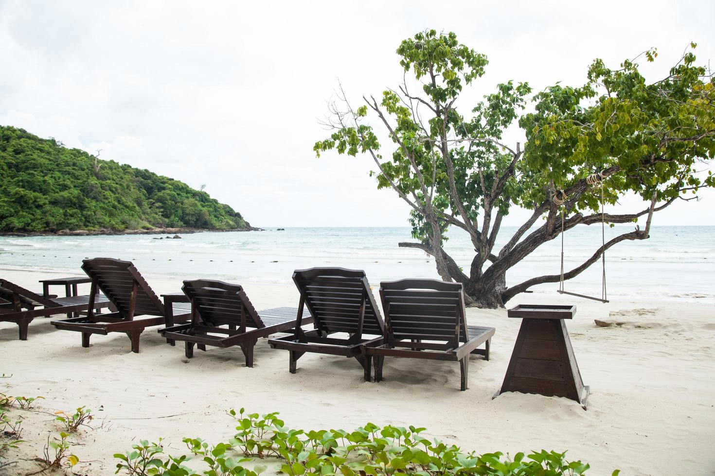 houten bedden op het strand in Thailand foto