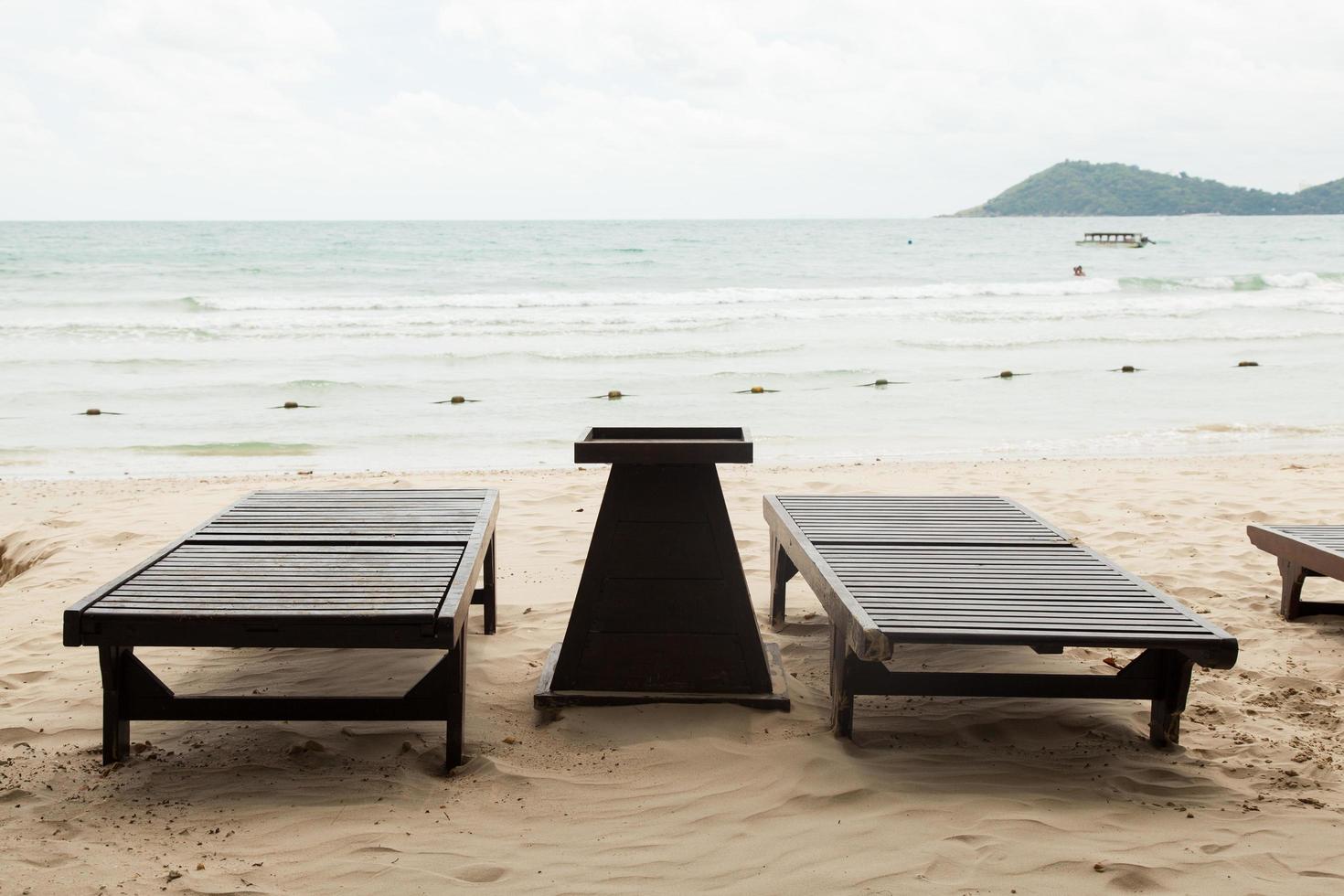 houten bedden op het strand in Thailand foto