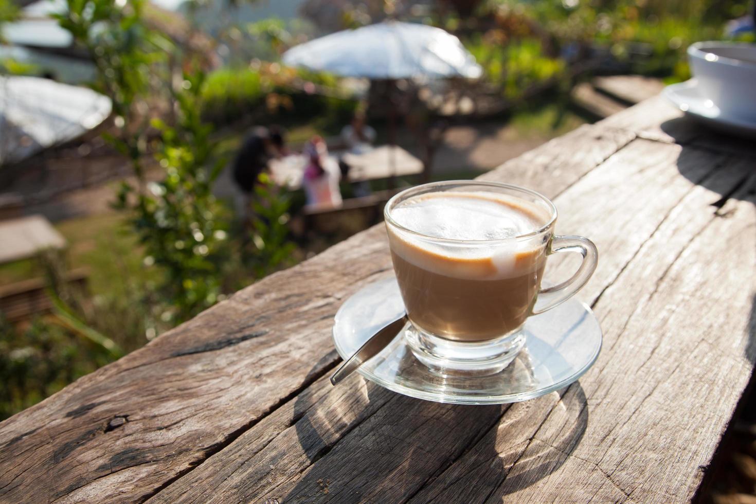 koffie op houten terras foto